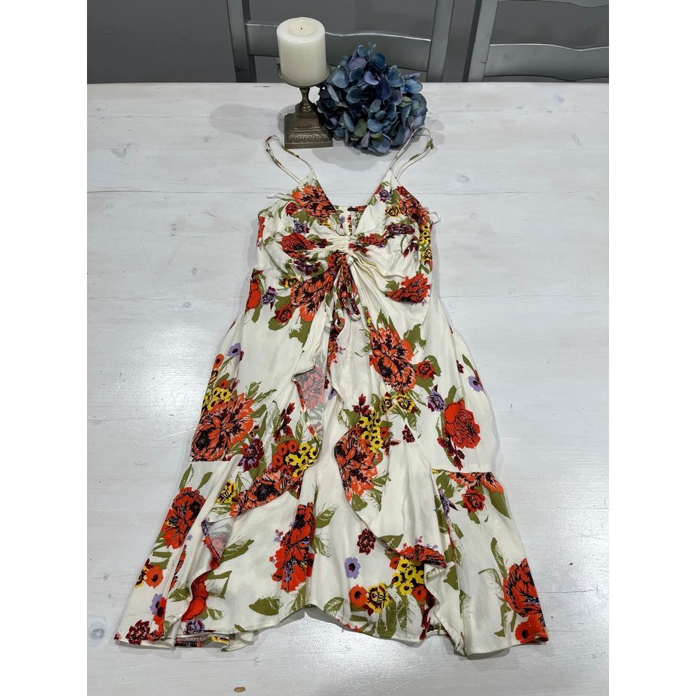 Free people‎ white flower fit and flare dress Size small like new!